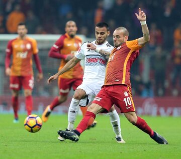 Wesley Sneijder walczy o piłkę w niedzielnym meczu z Gaziantepsporem