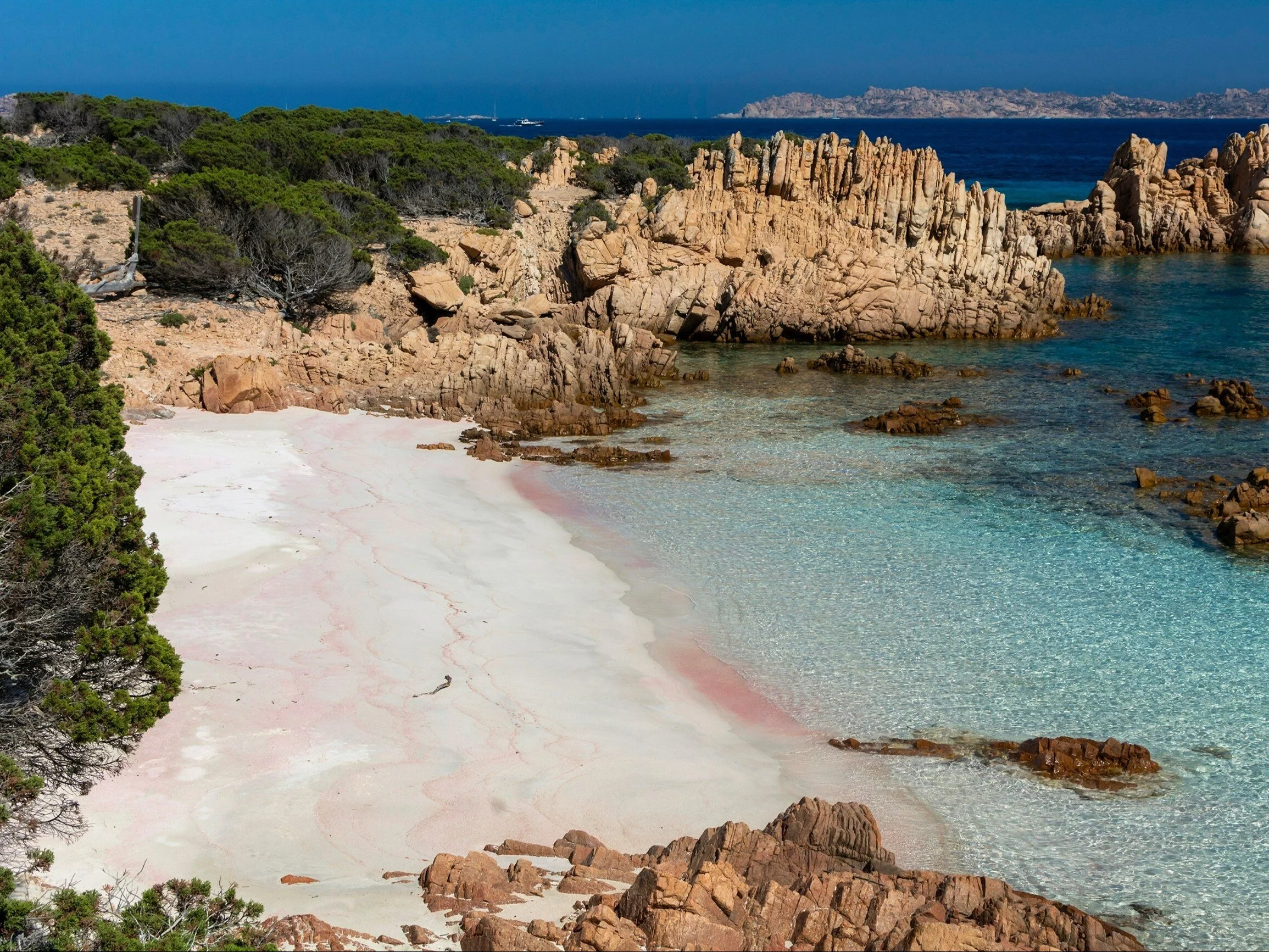 Różowa plaża Spiaggia Rosa we Włoszech