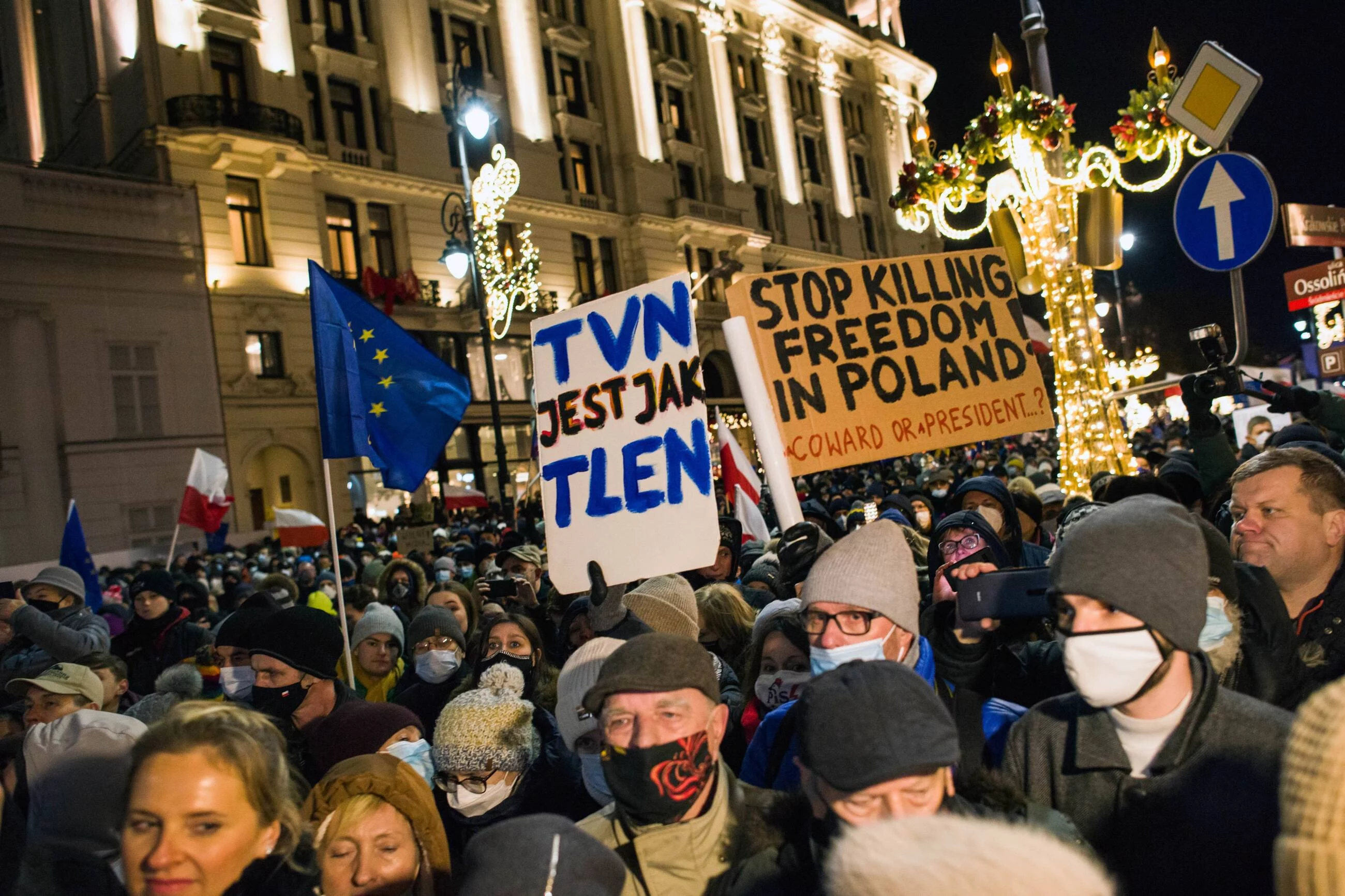 Osoby protestujące przeciwko „lex TVN”