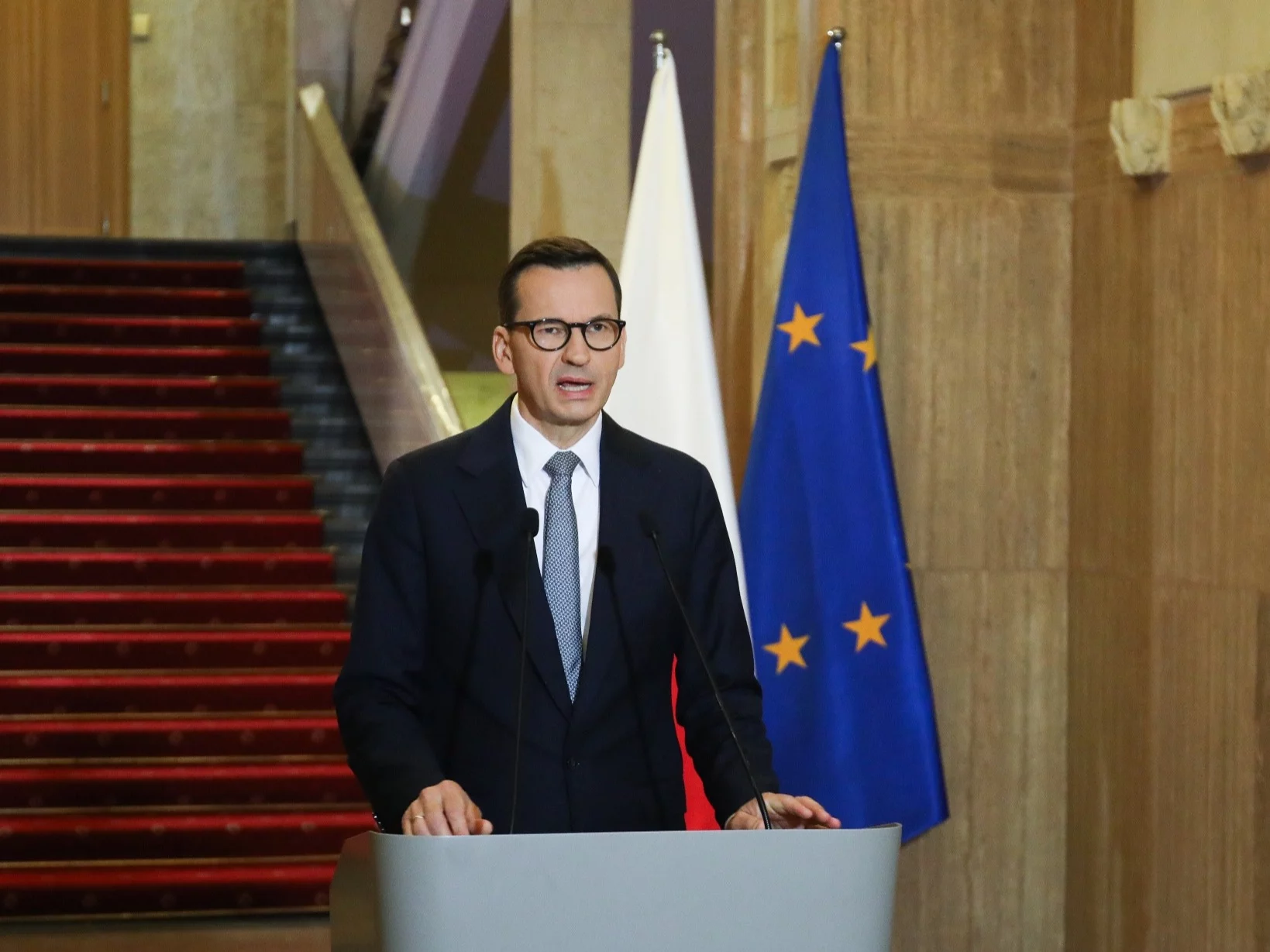 Premier Mateusz Morawiecki podczas oświadczenia dla prasy w siedzibie Kancelarii Prezesa Rady Ministrów w Warszawie