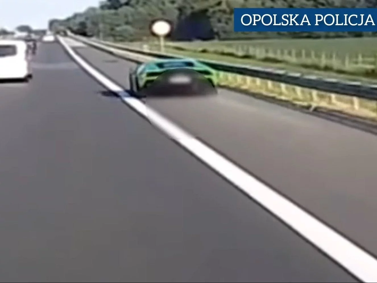 Kierowca Lamborghini Huracana  na A4 wyprzedza pasem awaryjnym