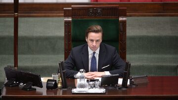 Wicemarszałek Sejmu Krzysztof Bosak na sali obrad Sejmu w Warszawie