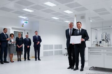 Wicepremier Jarosław Gowin i prezydent Andrzej Duda po podpisaniu ustawy