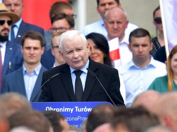 Wicepremier, prezes PiS Jarosław Kaczyński podczas wiecu Zjednoczonej Prawicy w Bogatyni
