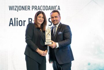 Wiceprezes Zarządu Alior Bank Paweł Tymczyszyn odebrał z rąk Małgorzaty Golińskiej nagrodę Wizjoner Zdrowia w kategorii Pracodawca dla Alior Bank