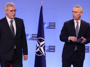 Wiceszef MSZ Rosji Aleksander Gruszko i szef NATO Jens Stoltenberg