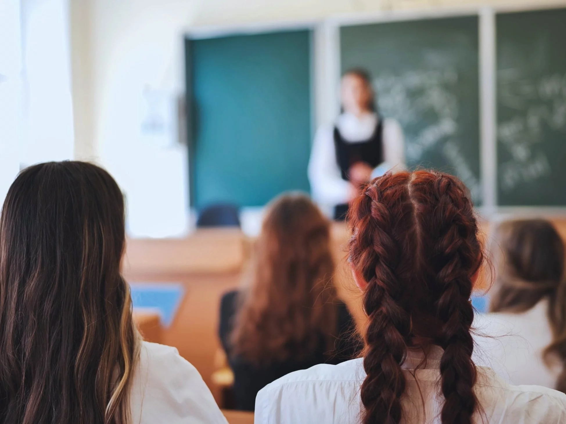Uczniowie i nauczyciel przy tablicy, zdjęcie ilustracyjne