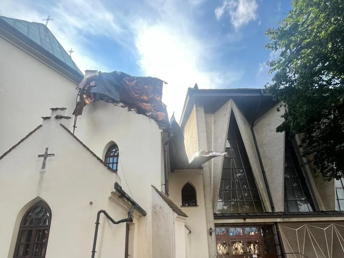 Wichura zerwała dach kościoła w Brzesku