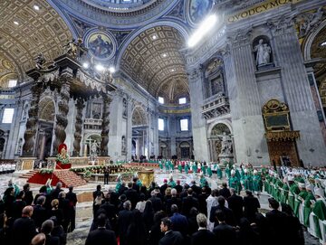 Widok Bazyliki Św. Piotra podczas Mszy św. w intencji nowych kardynałów