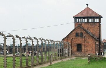Widok na „Bramę Śmierci” z drogi biegnącej wzdłuż byłego obozu KL Auschwitz-II Birkenau