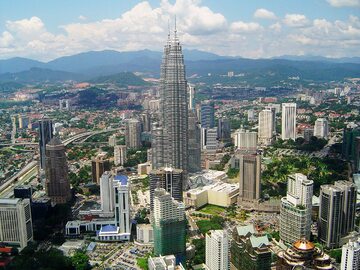 Widok na centrum Kuala Lumpur, stolicy Malezji. Pośrodku widoczny drapacz chmur Petronas Towers.