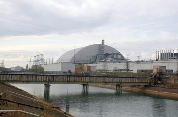 Widok na elektrownię w Czarnobylu (już po nasunięciu tzw. Arki)