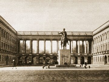 Widok na kolumnadę, która łączyła skrzydła Pałacu Saskiego. Widoczny pośrodku pomnik księcia Józefa Poniatowskiego stoi obecnie przed Pałacem Prezydenckim