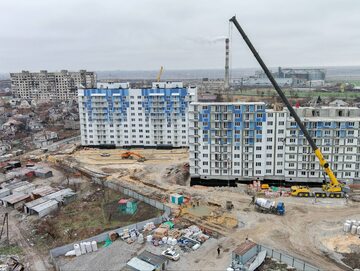 Widok na plac budowy w Mariupolu, 13 grudnia 2023 .r