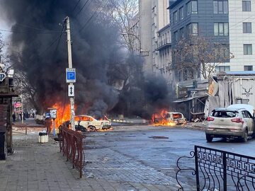 Widok płonących pojazdów po rosyjskim ostrzale ukraińskiego miasta Chersoń
