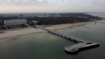 Widok z lotu ptaka na sanatorium i kołobrzeskie molo