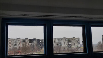 Widok z okna na zniszczony Mariupol
