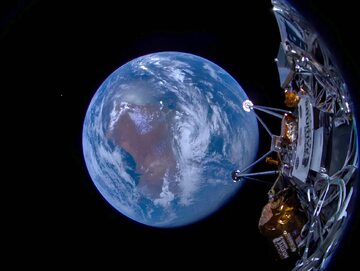 Widok Ziemi z lądownika Nova-C, zmierzającego w kierunku Księżyca