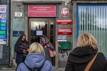 Wiec poparcia dla nauczycieli zorganizowany przez rodziców w Gdańsku