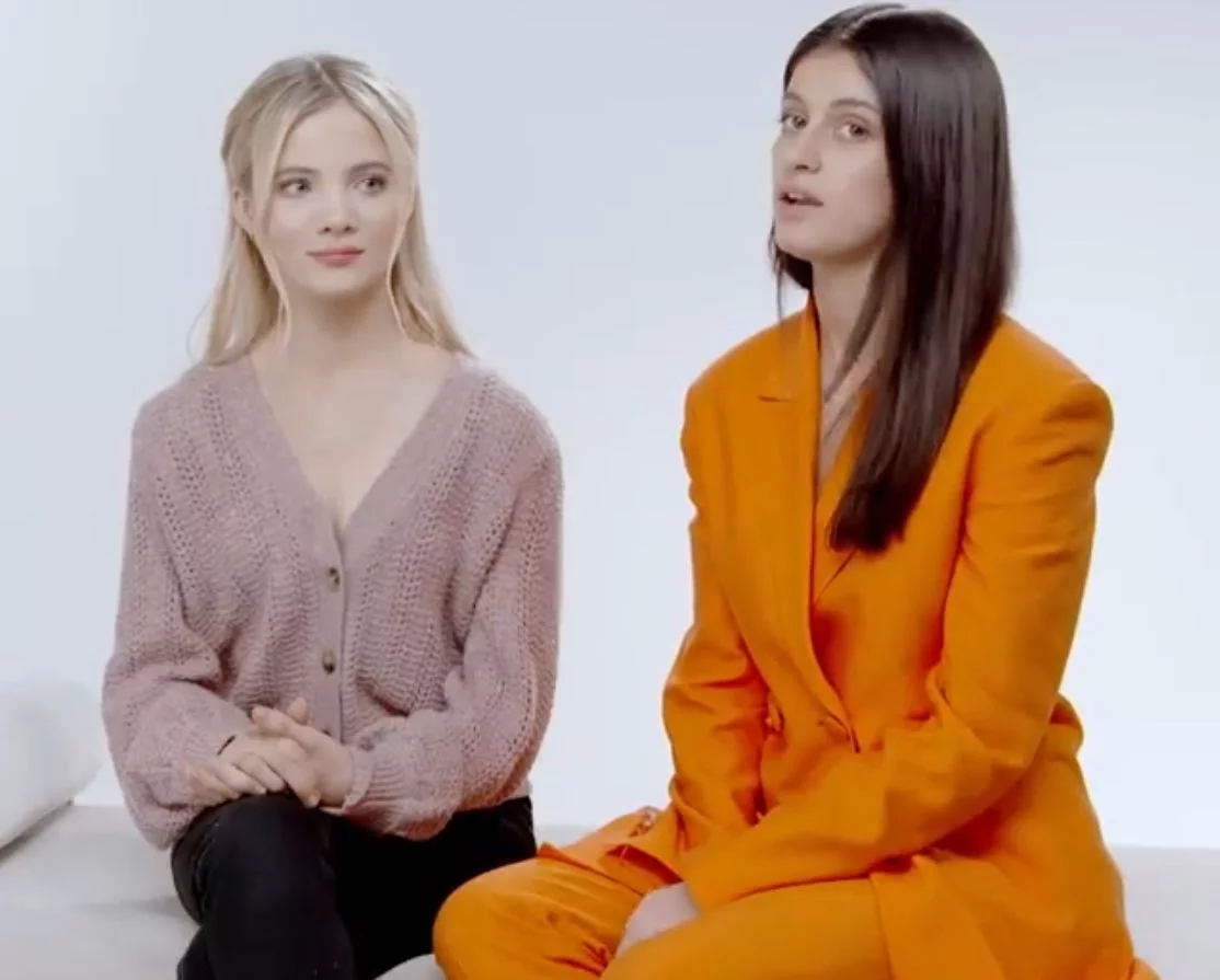 Freya Allan i Anya Chalotra