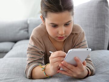 Większość dzieci w wieku szkolnym korzysta z internetu.