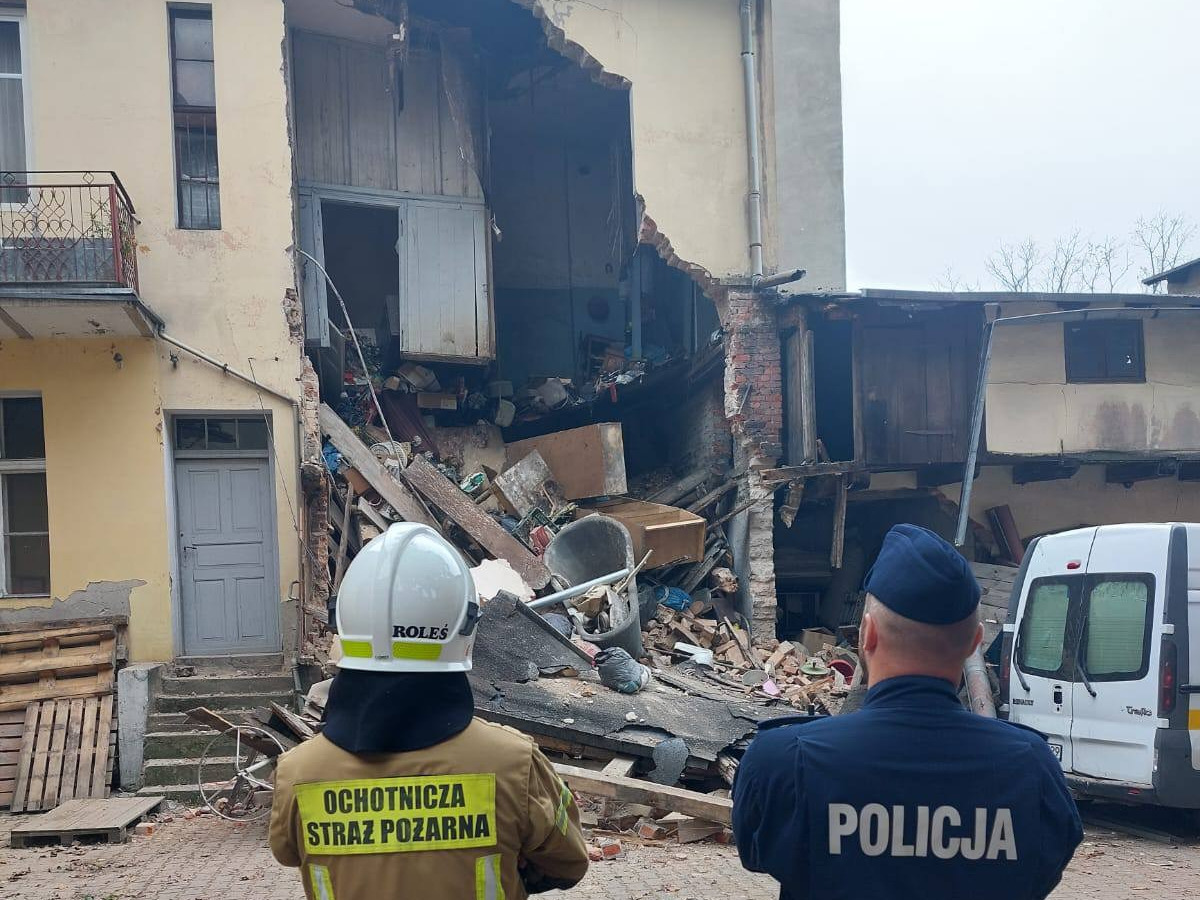 Zawaliła się ściana kamienicy. W budynku znajdowała się tylko jedna osoba