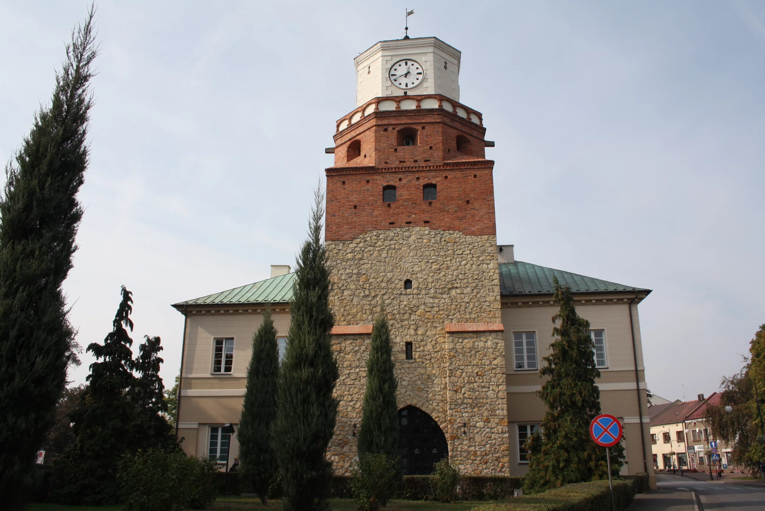 Ratusz w Wieluniu, z fragmentem zabytkowych murów obronnych