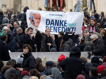 Wierni na Placu Świętego Piotra przed uroczystościami pogrzebowymi Benedykta XVI