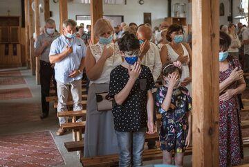 Wierni w kościele w trakcie pandemii koronawirusa, zdj. ilustracyjne