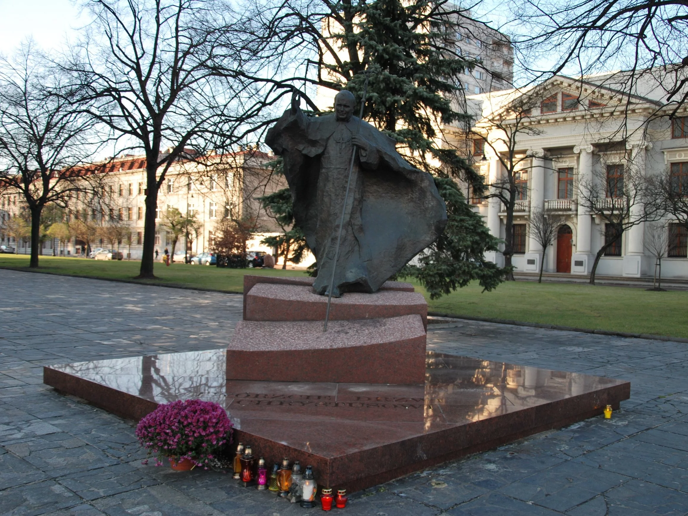 Pomnik Jana Pawła II przed archikatedrą św. Stanisława Kostki w Łodzi