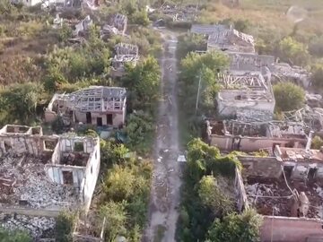 Wieś Kamianka w obwodzie charkowskim została niemal doszczętnie zniszczona. Zrzut ekranu z nagrania portalu „Nexta”.
