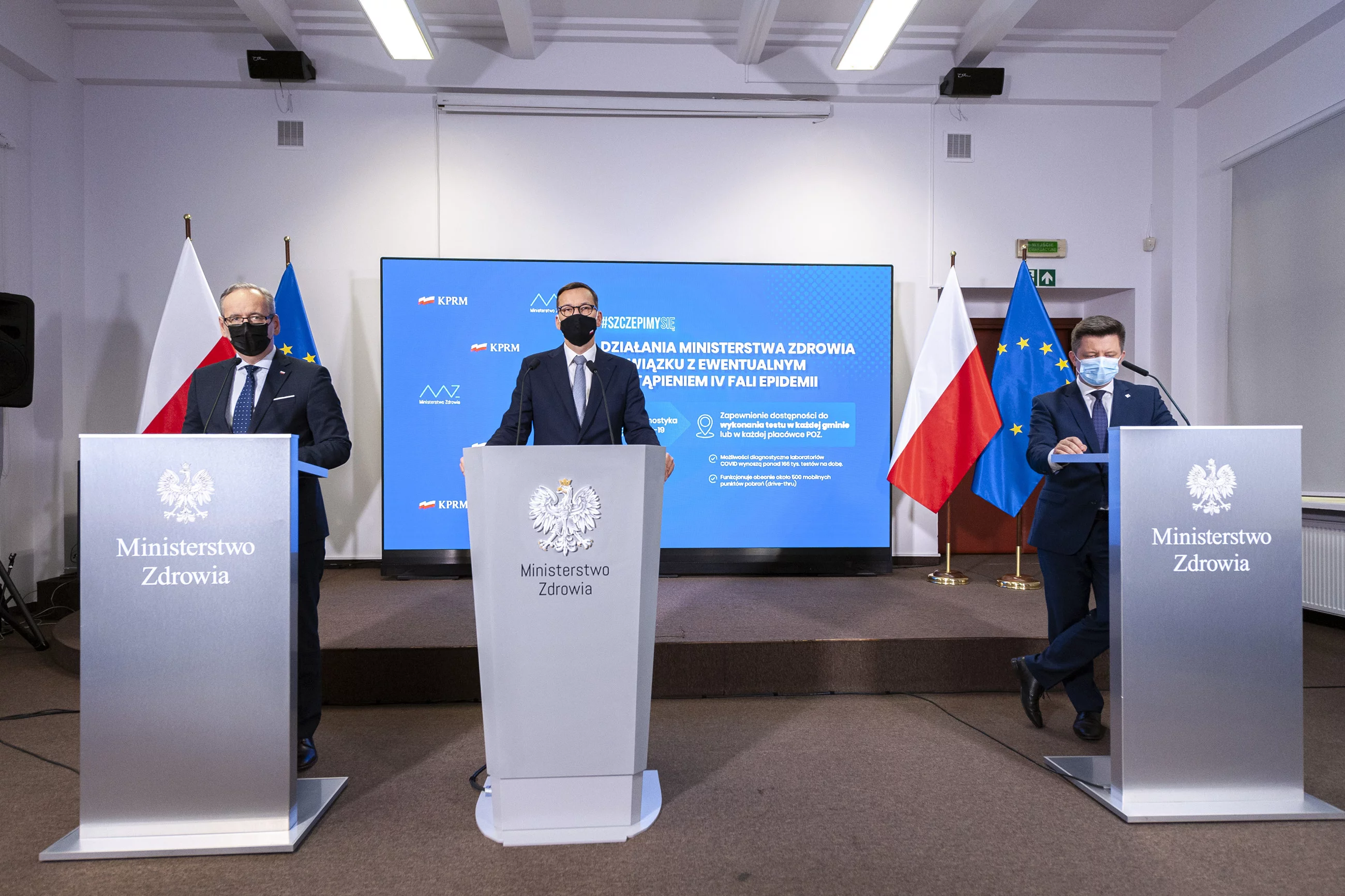 Adam Niedzielski, Mateusz Morawiecki i Michał Dworczyk w czasie konferencji prasowej