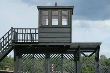 Wieża strażnicza na terenie obozu koncentracyjnego Stutthof