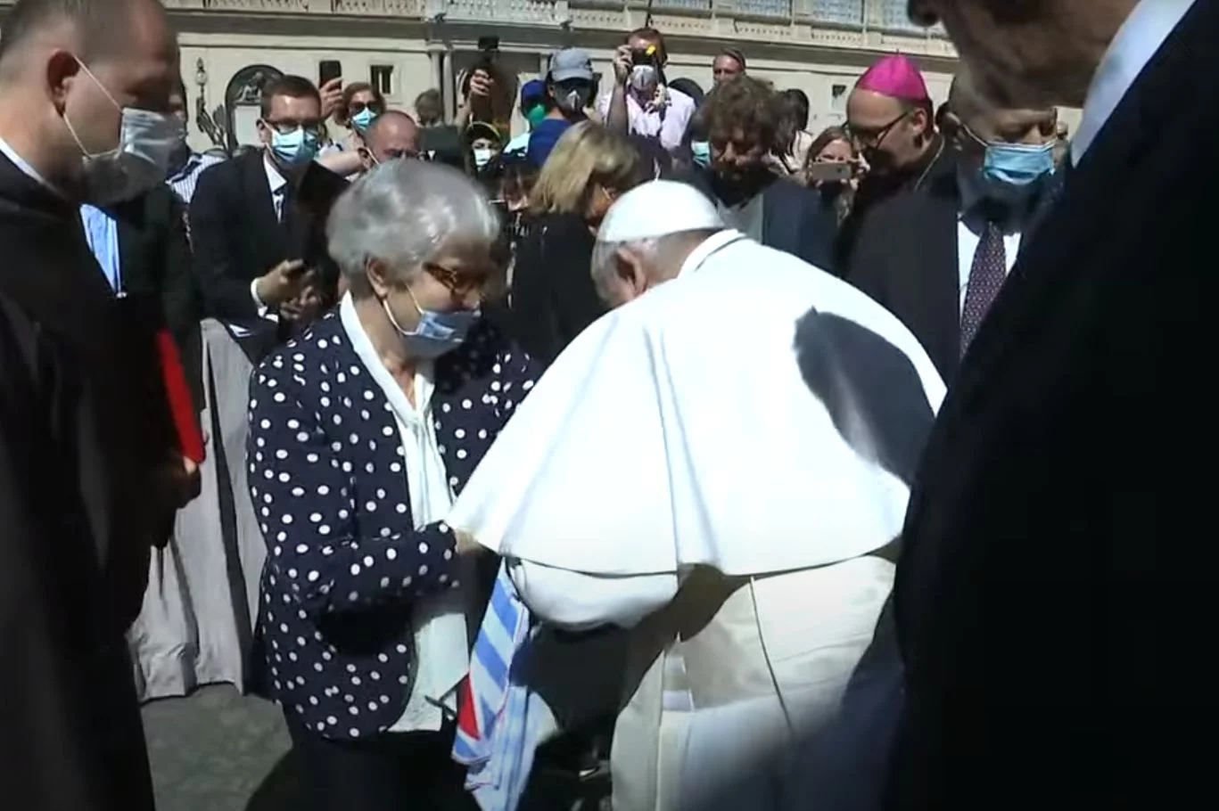 Papież Franciszek całuje ocalałą z Auschwitz w ramię, na którym jest tatuaż obozowy