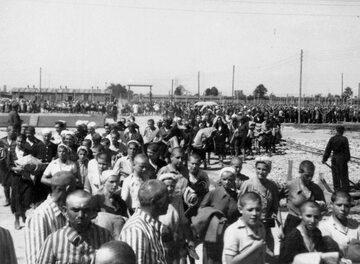 Więźniowie z Auschwitz-Birkenau podczas drogi do baraków obozowych, rok 1944
