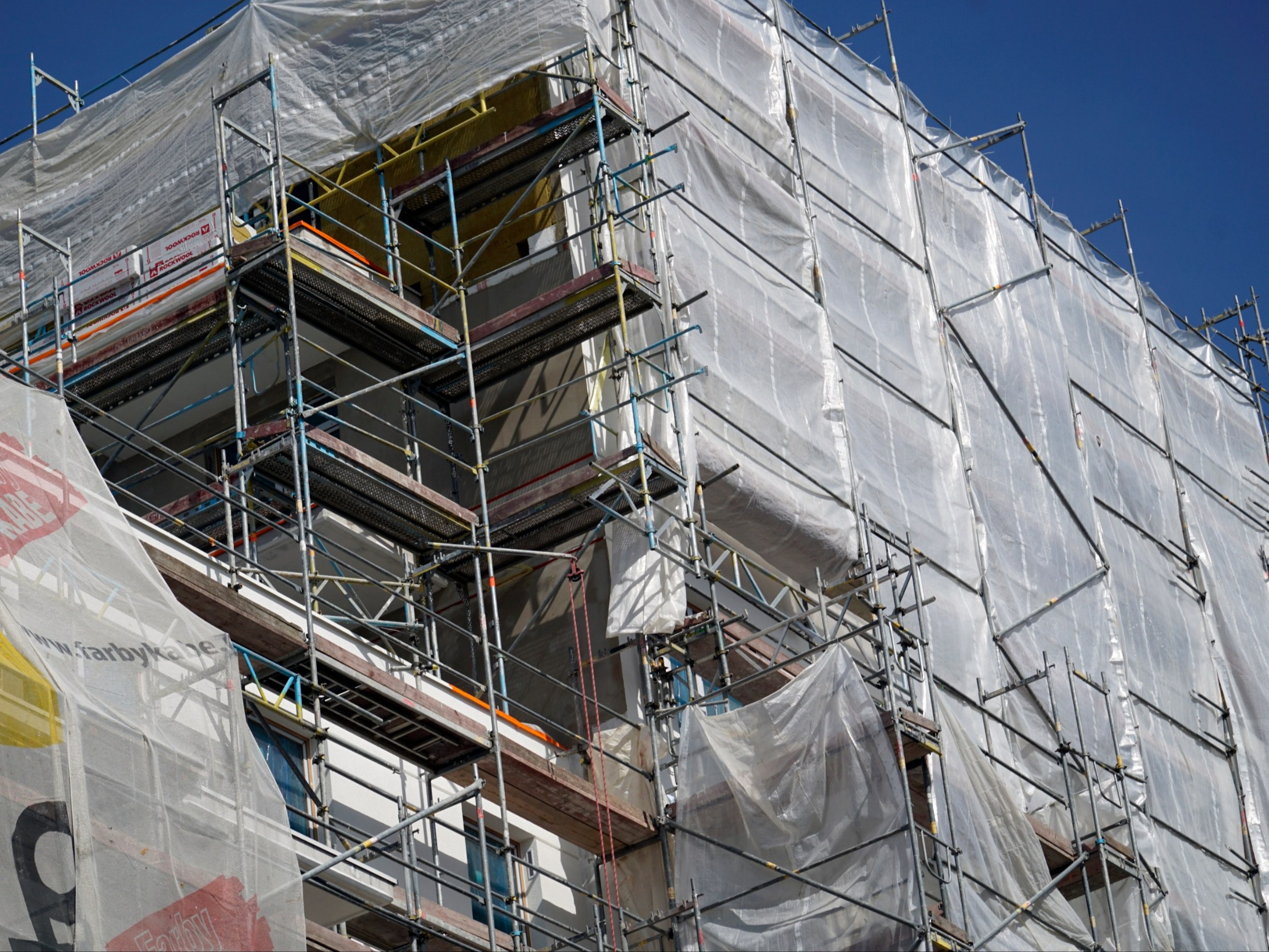 Wieżowiec zamienił się w więzienie. „Za oknami mamy kurnik zrobiony przez gołębie”