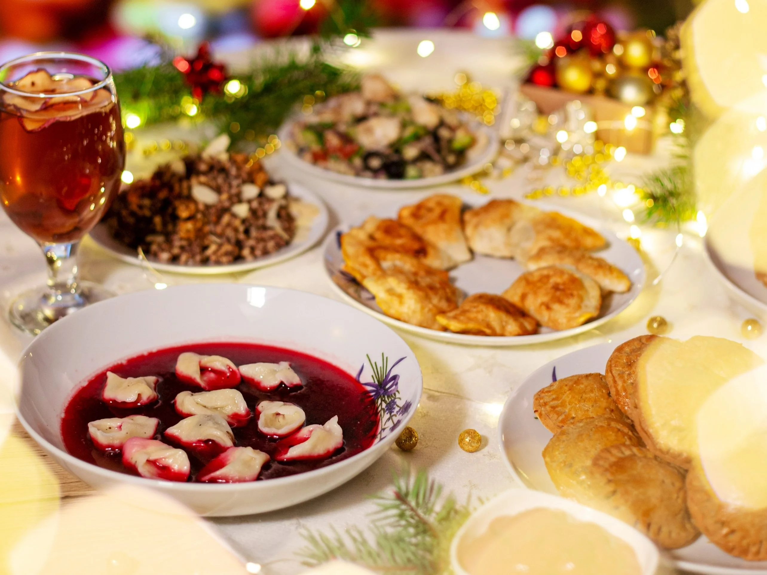 Wigilijny stół z jedzeniem