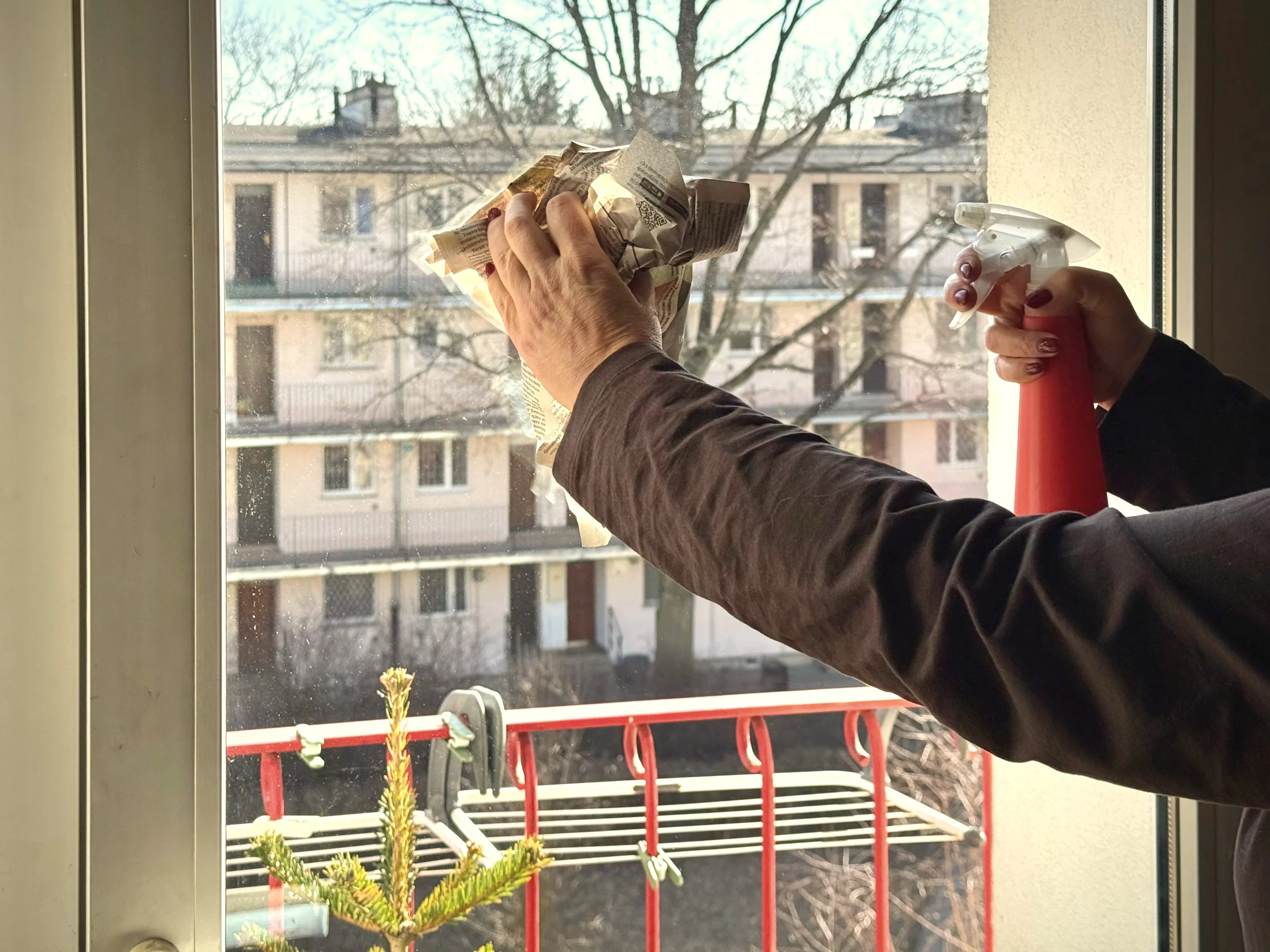 Wystarczy ocet i stara gazeta – ten prosty domowy trik sprawia, że okna po wiosennym myciu są idealnie czyste i bez smug