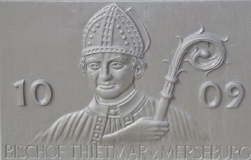 Wizerunek Thietmara z Merseburga – tablica na fontannie naprzeciwko kościoła św. Stefana w Tangermünde