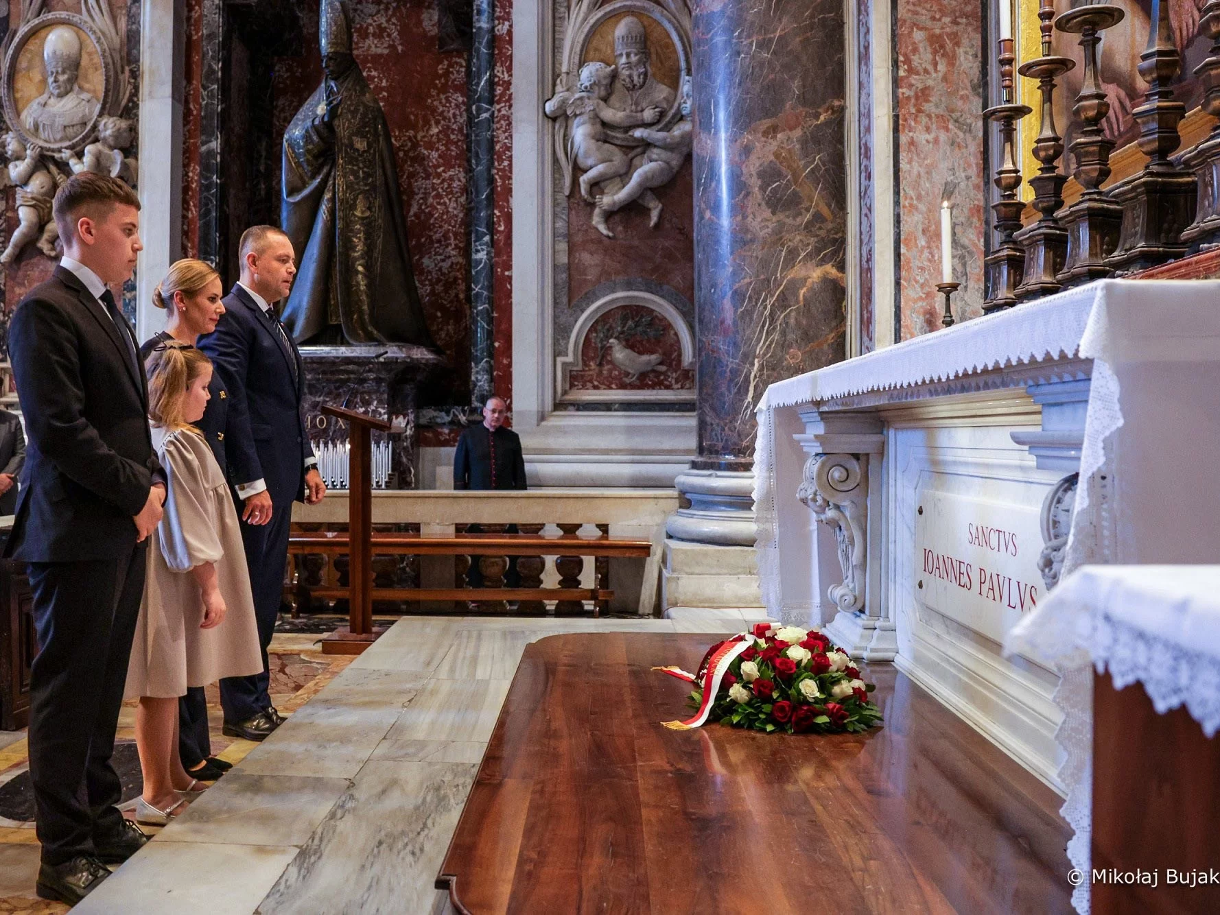 Karol Nawrocki z rodziną przed grobem papieża Jana Pawła II