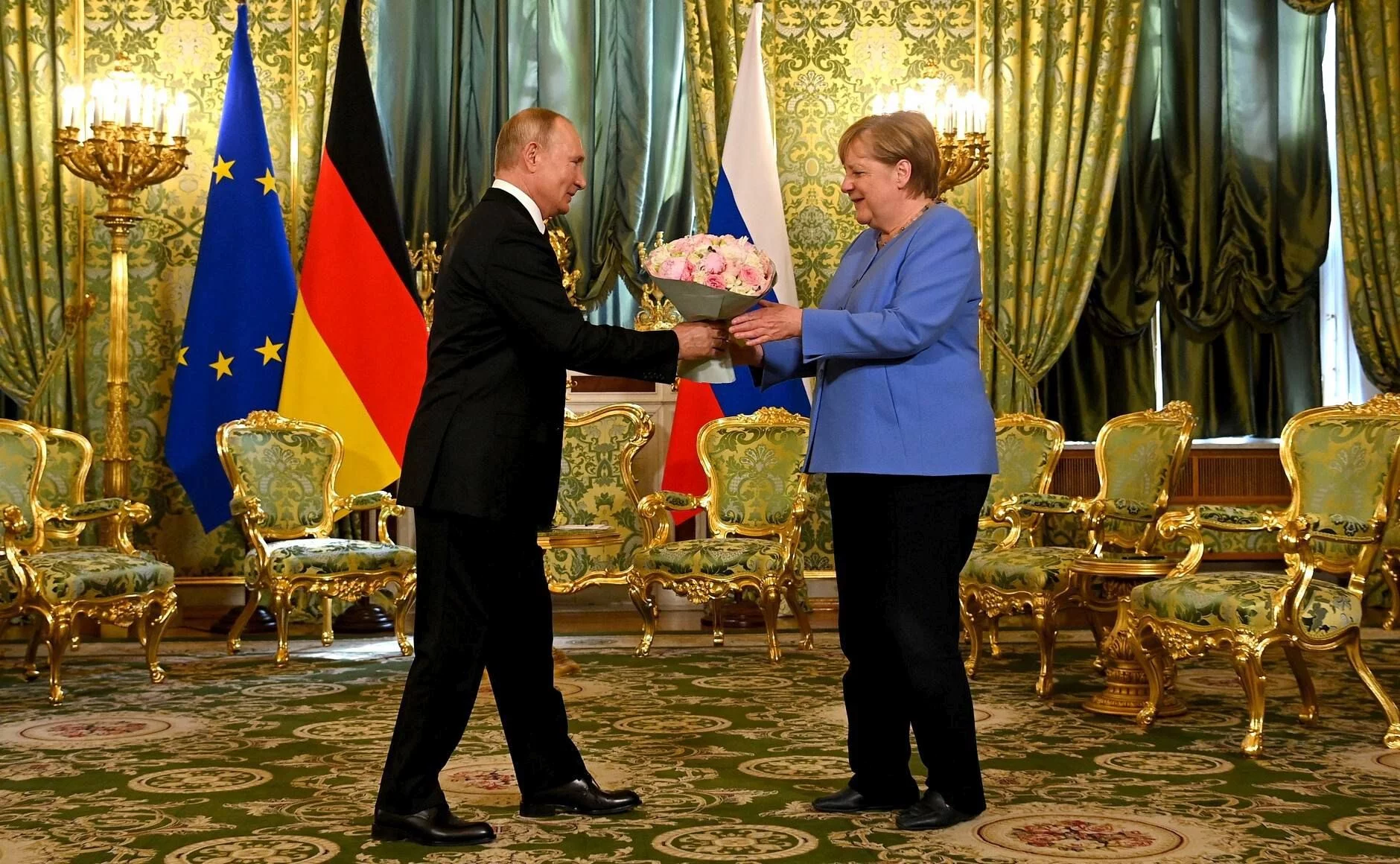 Władimir Putin witający Angelę Merkel na Kremlu