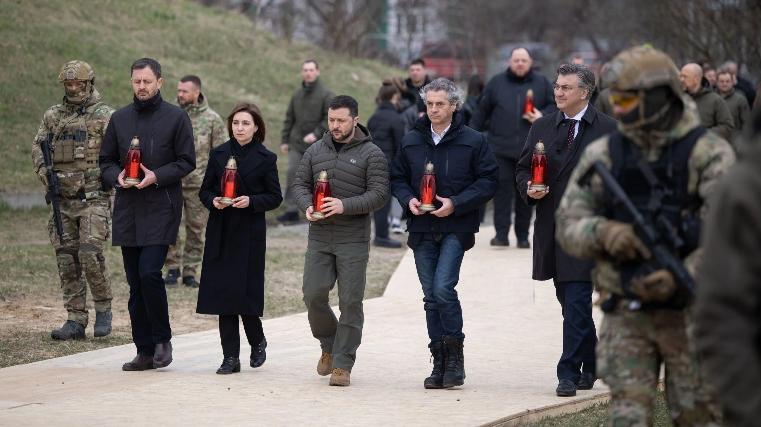 Prezydenci Ukrainy i Mołdawii oraz premierzy Chorwacji, Słowacji i Słowenii w Buczy