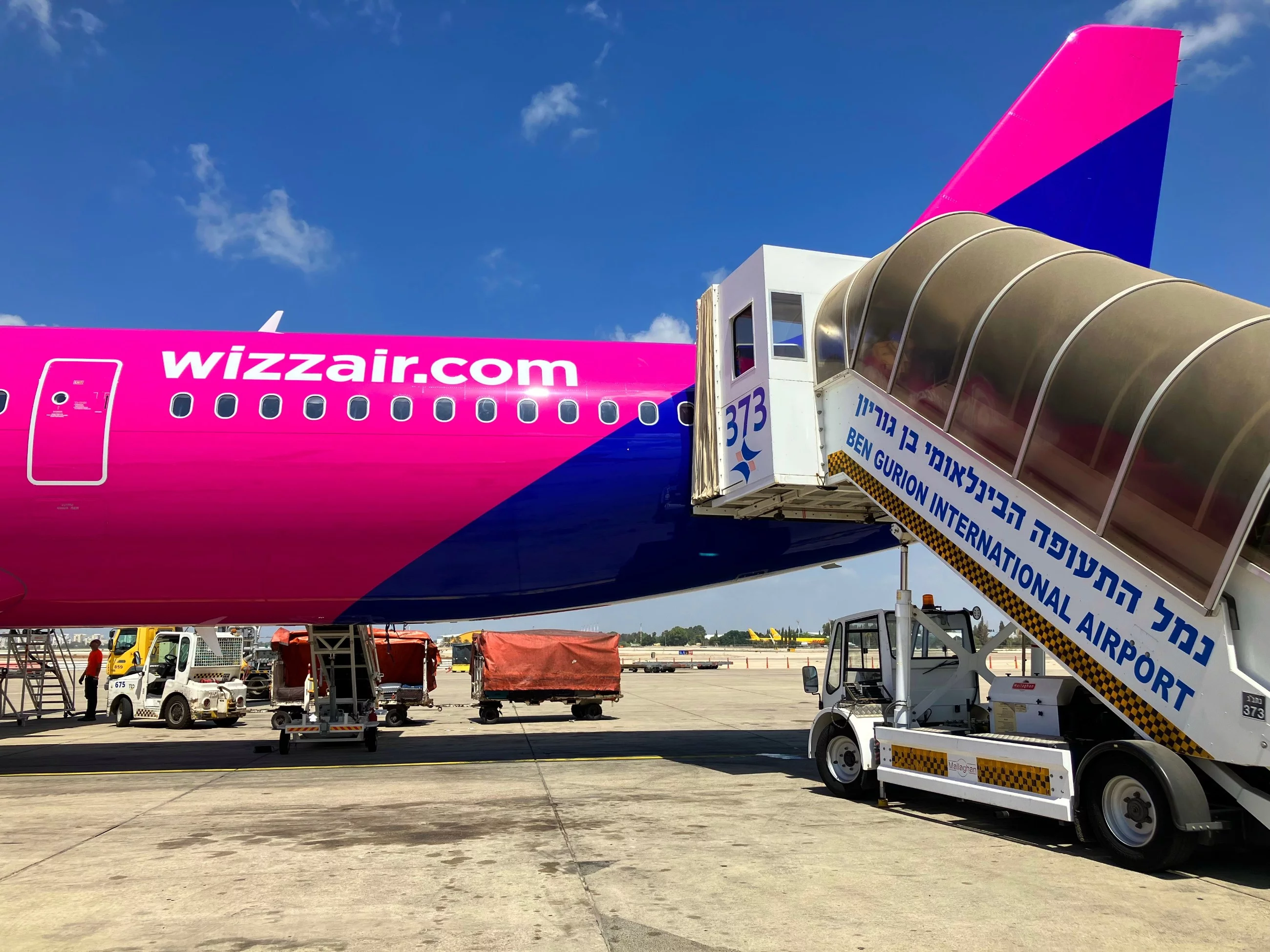 Samolot Wizz Air na lotnisku Ben Guriona w Tel Awiwie