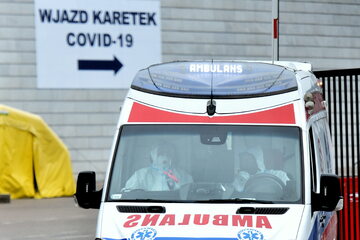 Wjazd do szpitala na Stadionie Narodowym, fot. Damian Burzykowski, Newspix