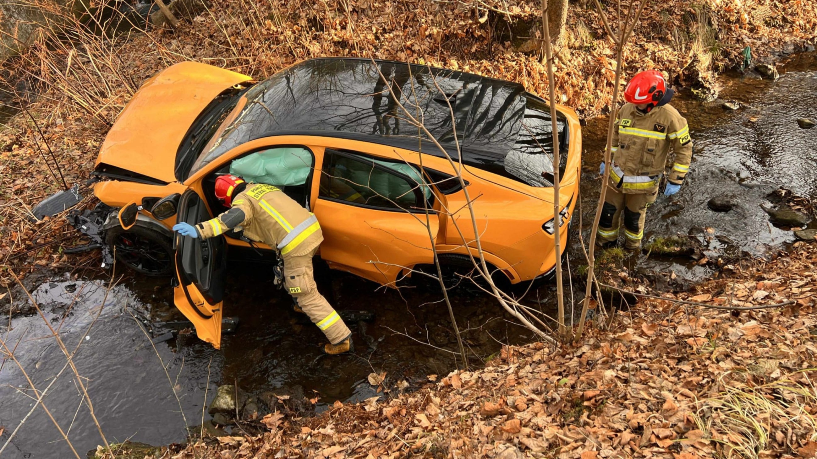 Strażacy znaleźli porzucone auto