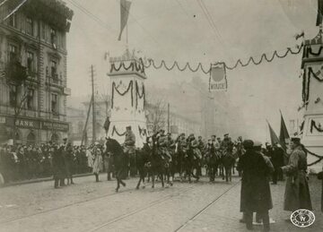 Wkroczenie oddziałów legionowych do Warszawy. Wojska przejeżdżają przez bramę triumfalną w Al. Jerozolimskich
