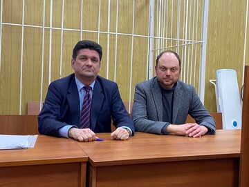 Władimir Kara-Murza (po prawej) w sądzie ze swoim prawnikiem