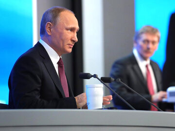 Władimir Putin i Dmitrij Pieskow w tle