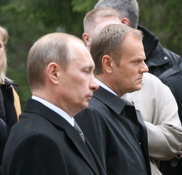 Władimir Putin i Donald Tusk 7 kwietnia 2010  roku w Katyniu