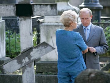 Władimir Putin i Ludmiła Narusowa, wdowa po Anatoliju Sobczaku, w pobliżu grobu byłego mera Petersburga